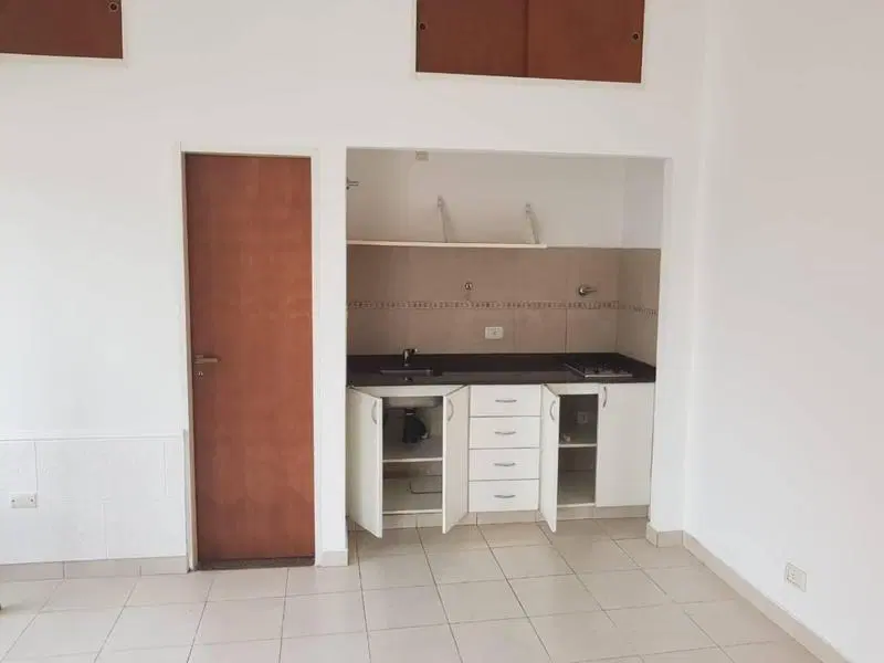 Local con cocina, baño, placard 4