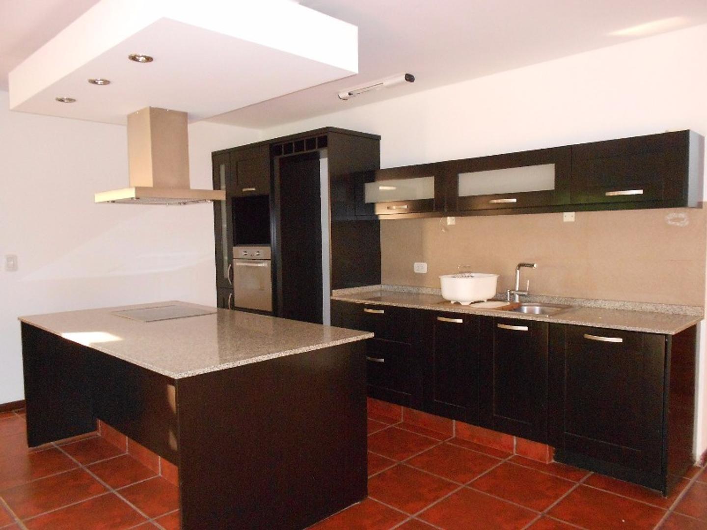 CASA EN VENTA :: 4 AMBIENTES :: ALTOS DEL SOL :: 600m2