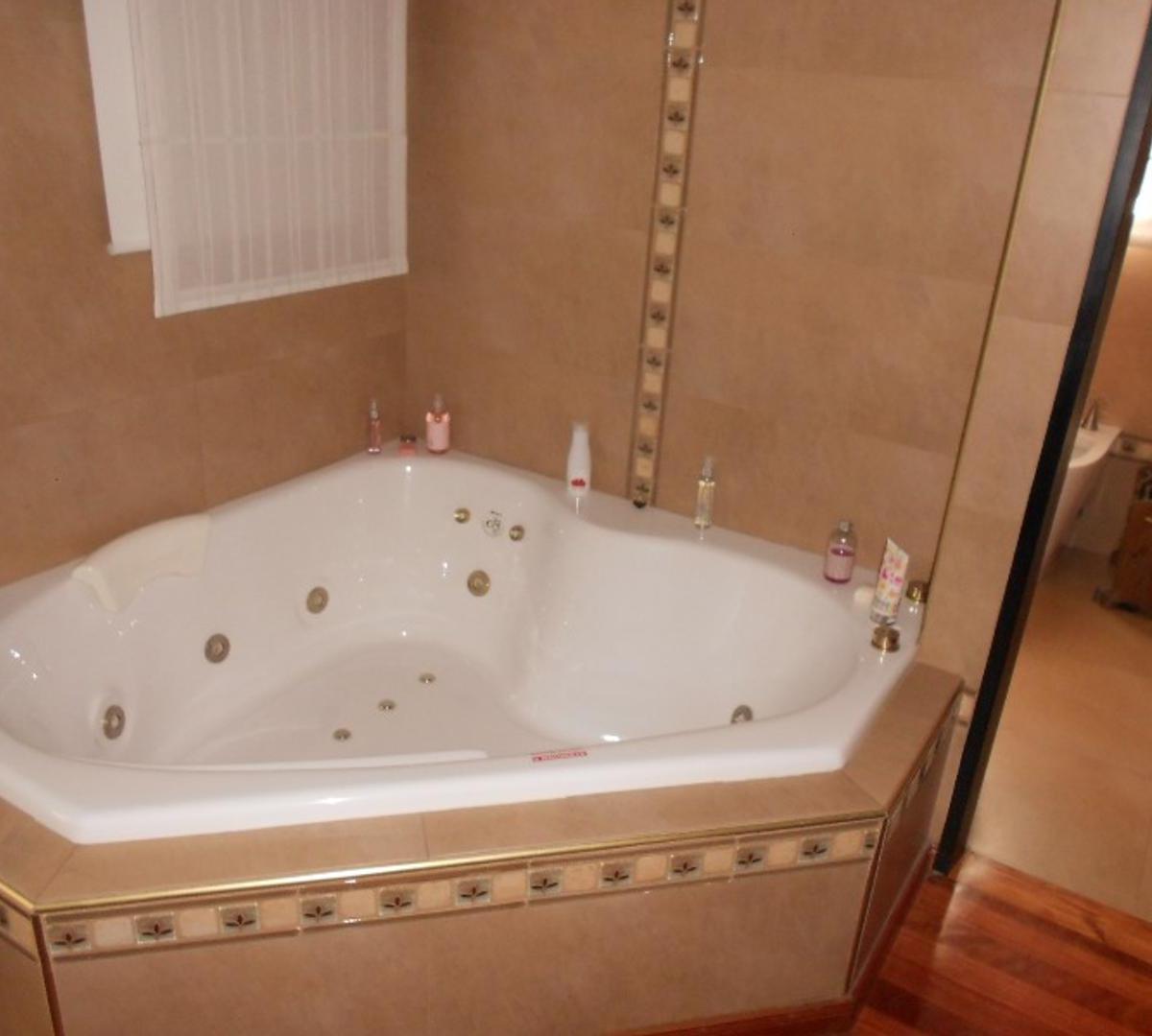 CASA EN VENTA :: PARQUE LELOIR :: 6 AMBIENTES :: 2012m2