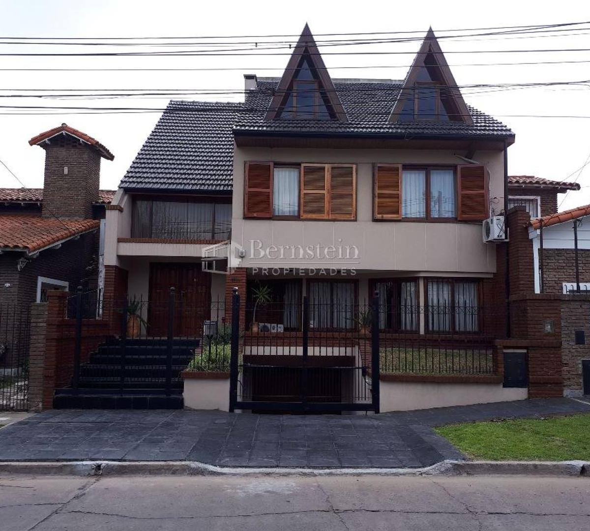 RESIDENCIA EN VENTA :: CASTELAR NORTE :: 6 AMBIENTES