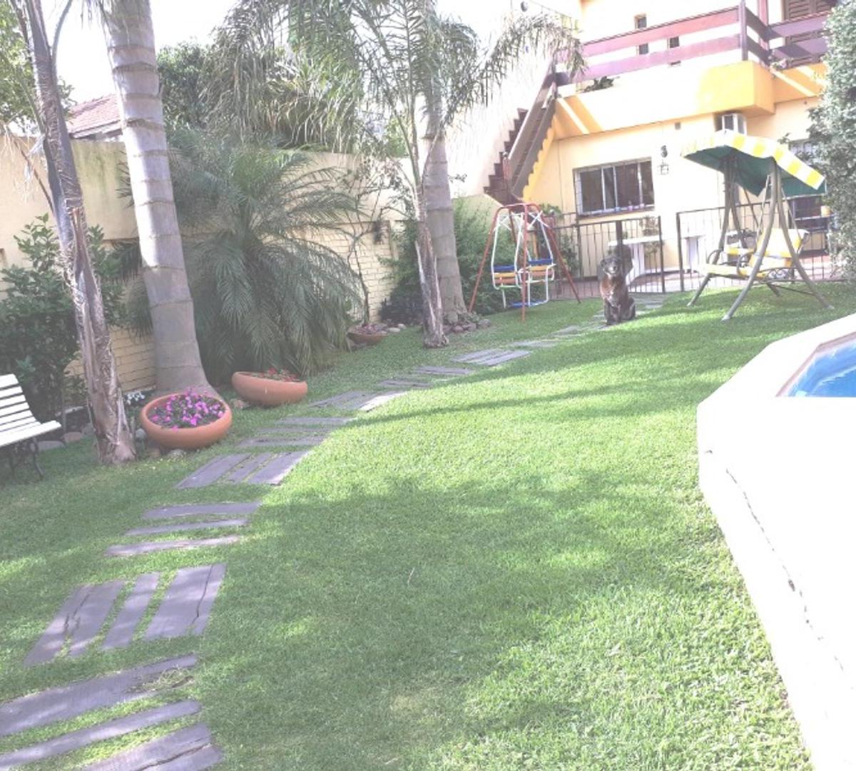 Casa en Venta: 6 Ambientes: Ituzaingo: 389 m² 1