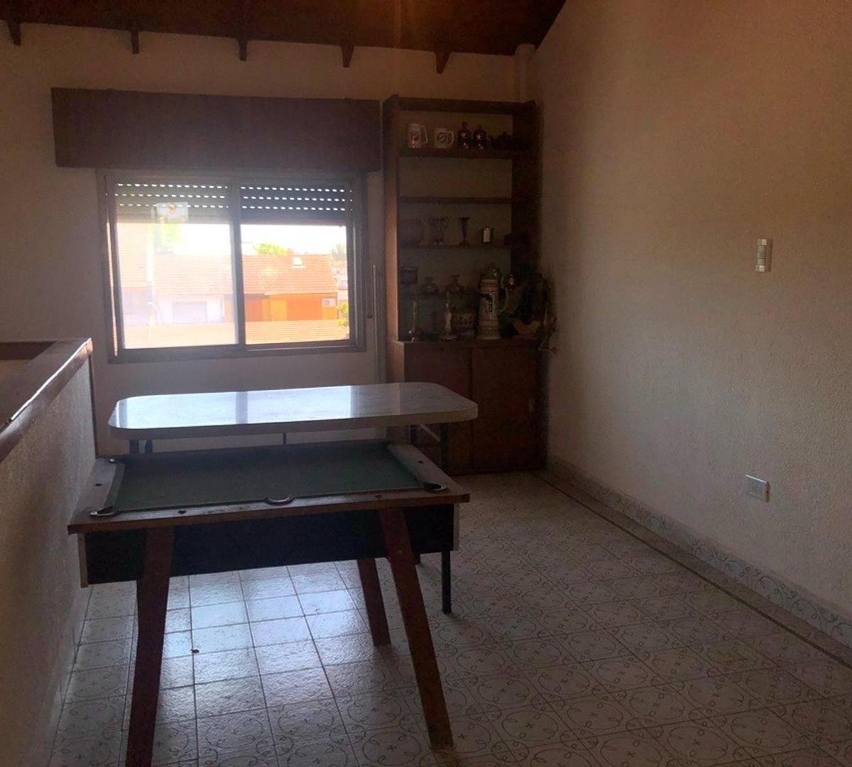Casa en Venta: Castelar Norte: 8 Ambientes 4