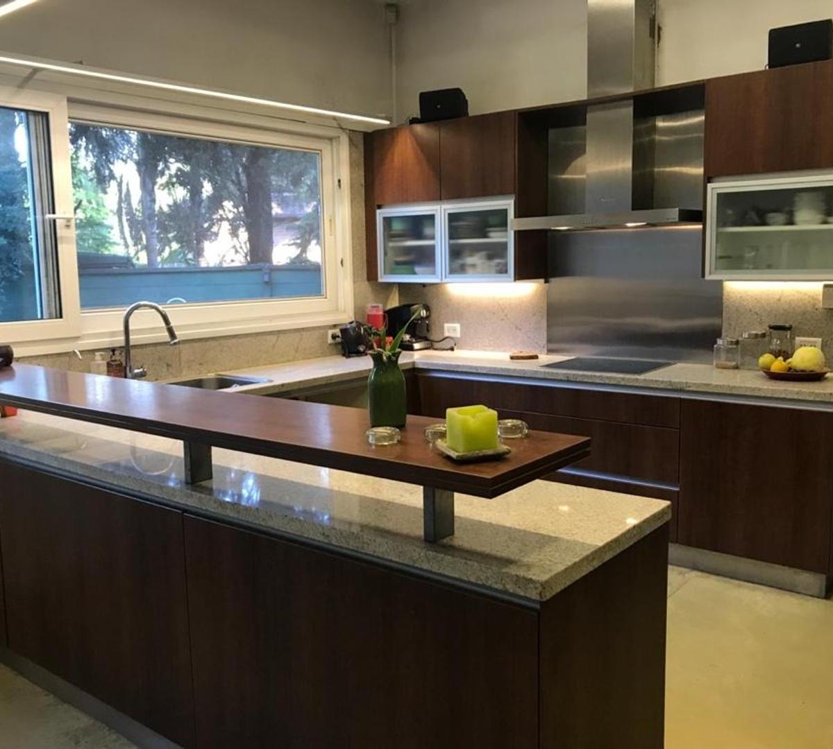 Foto de CASA EN VENTA :: 5 AMBIENTES :: PARQUE LELOIR, imagen 2