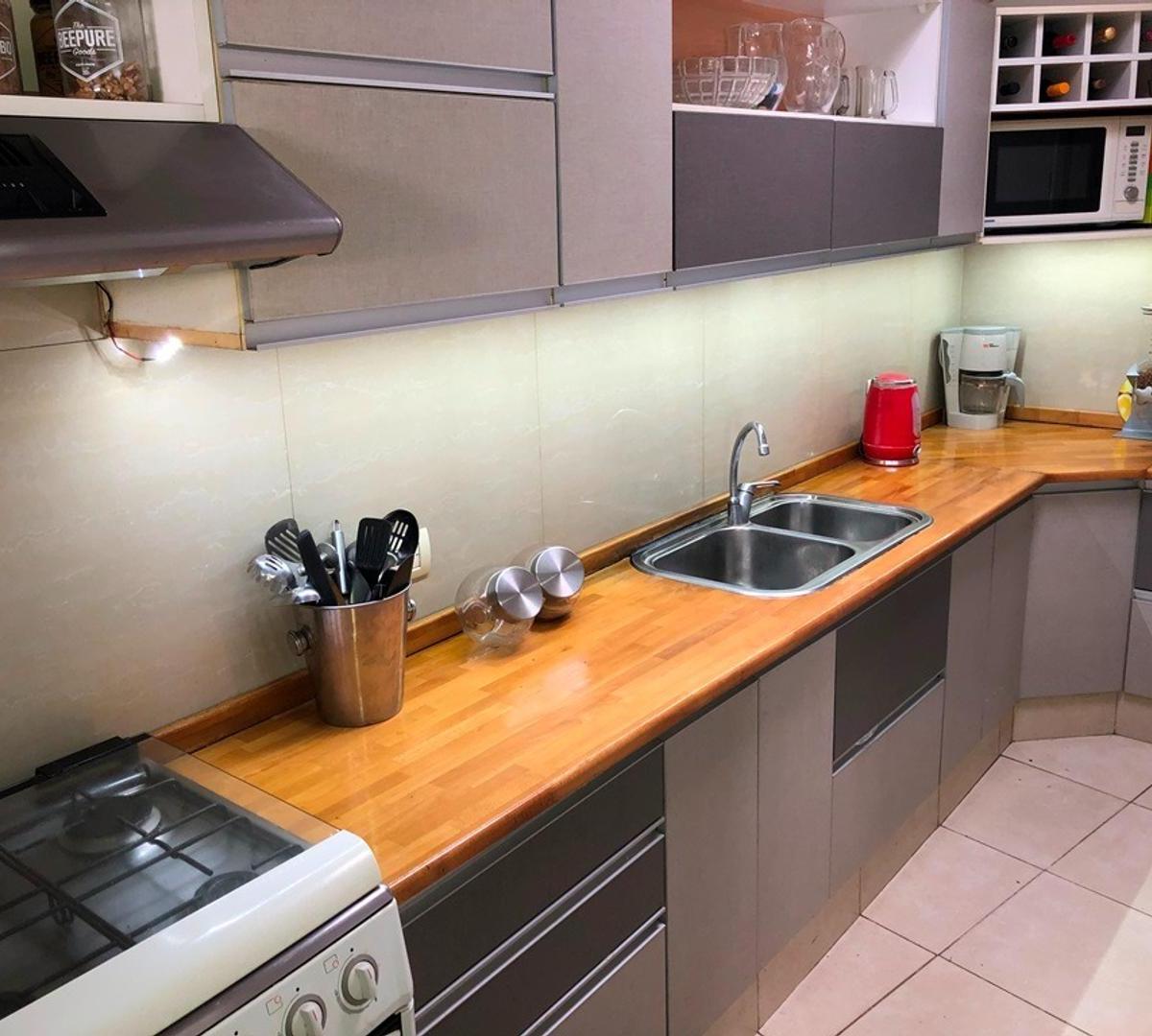CASA EN VENTA :: PARQUE LELOIR::4 AMBIENTES