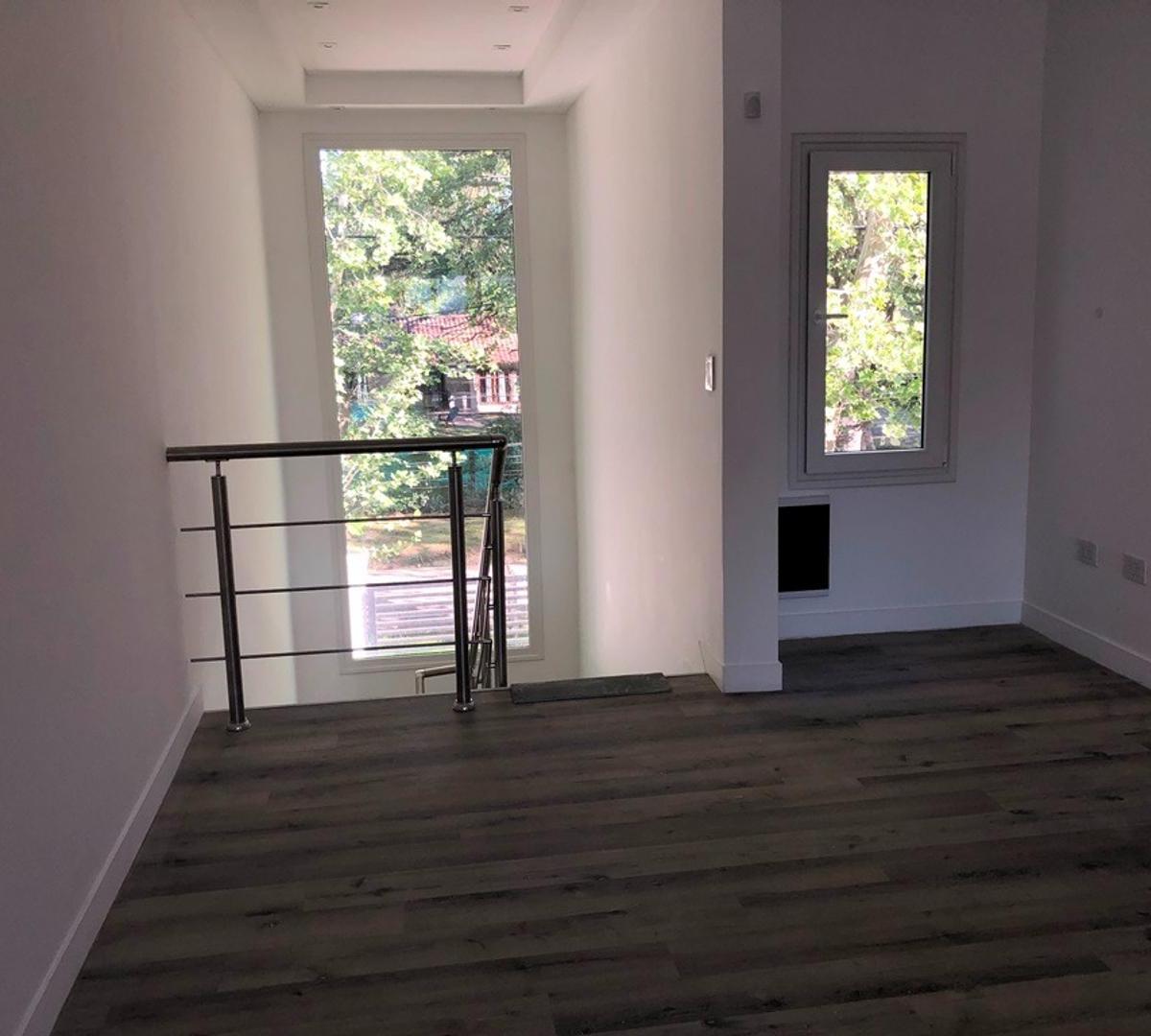 CASA EN VENTA :: PARQUE LELOIR :: A ESTRENAR