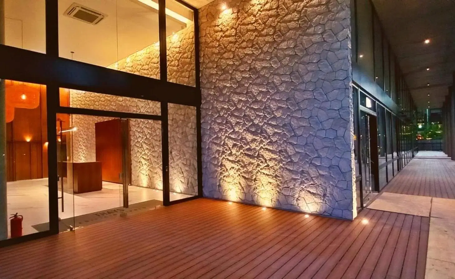 COCHERA COMERCIAL :: THAYS PARQUE LELOIR :: CON RENTA 2