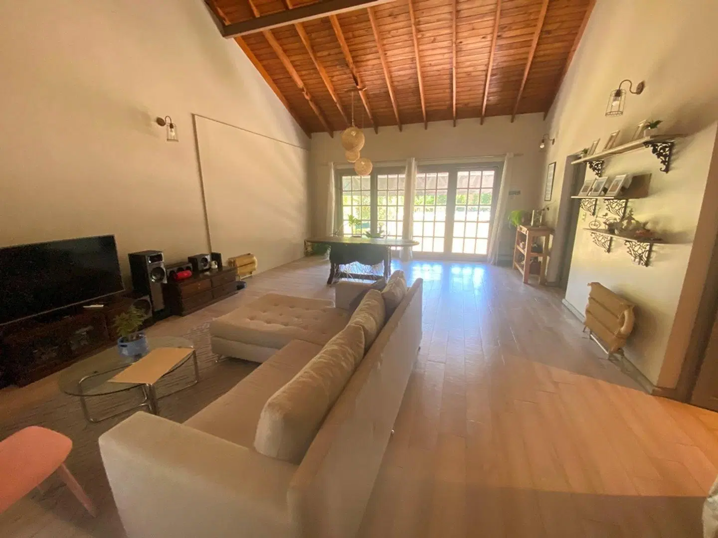 CASA EN ALQUILER ANUAL EN PARQUE LELOIR:: PILETA:: JARDIN 1