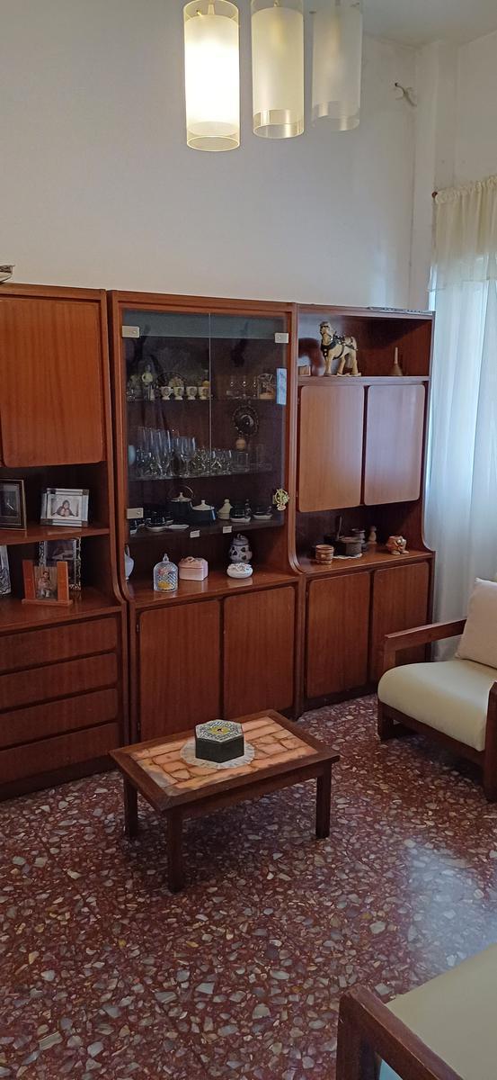 Casa de Cinco Ambientes con Jardin y Cochera a La Venta en Ezpeleta 3