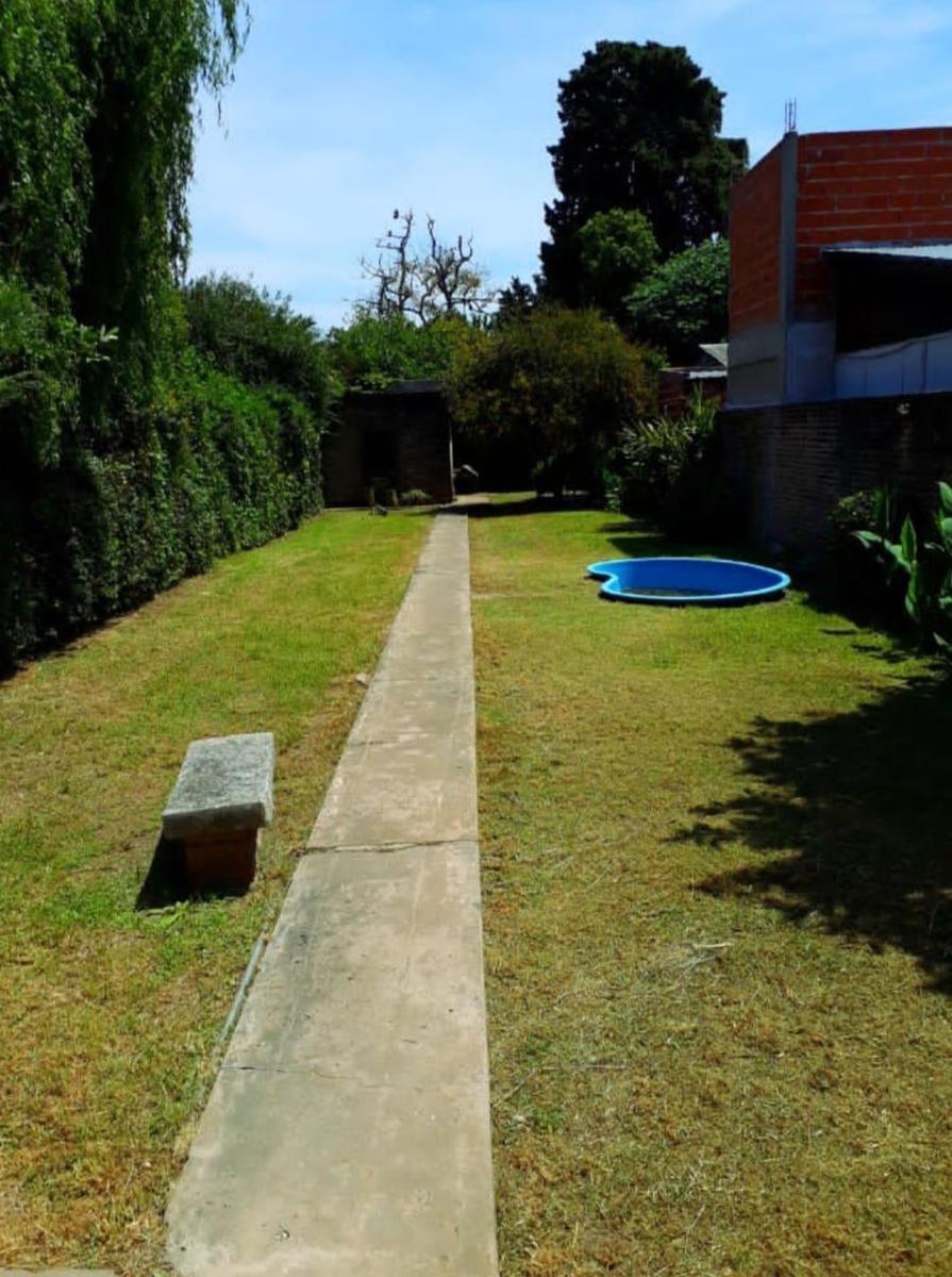 Casa de Cinco Ambientes con Jardin y Cochera a La Venta en Ezpeleta 2
