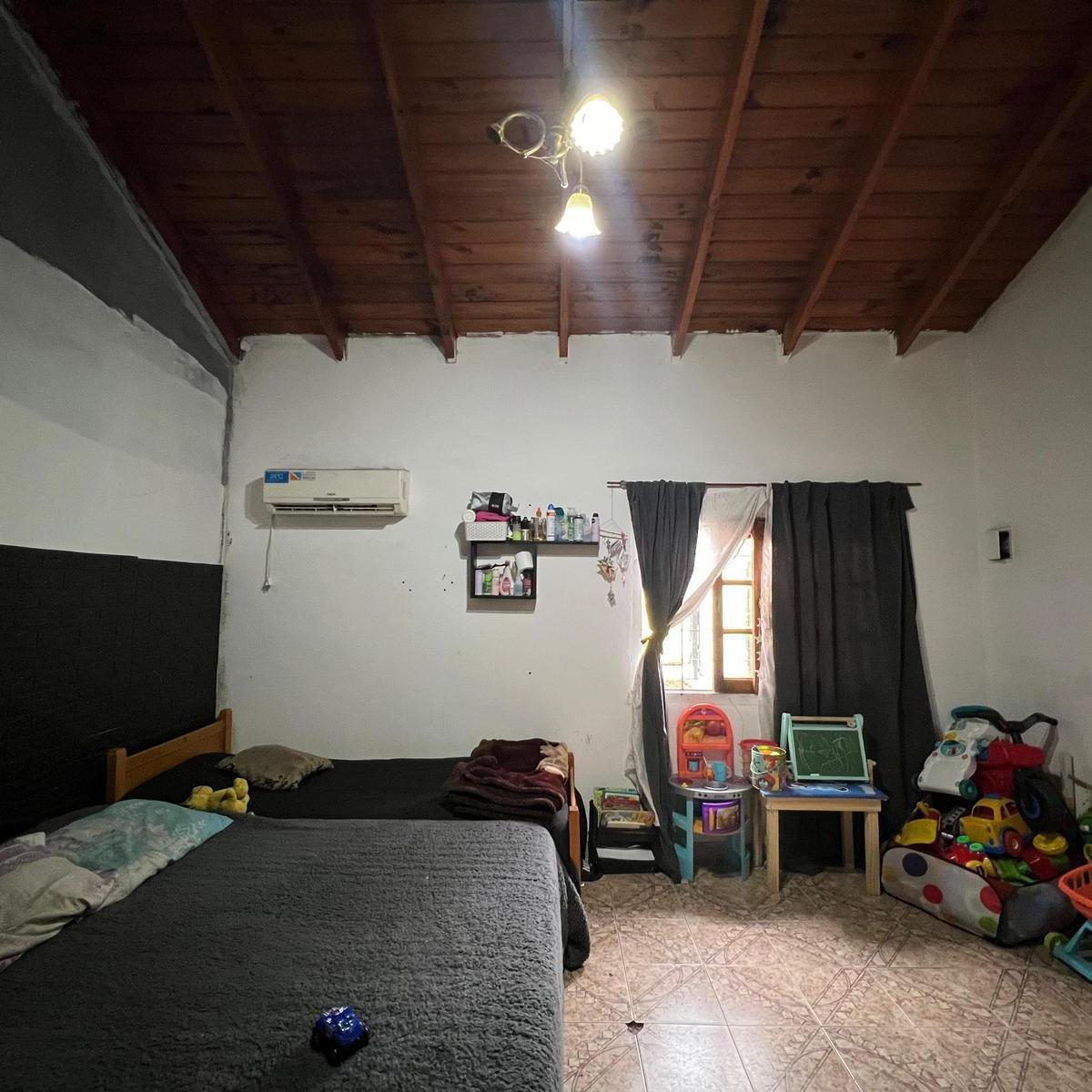 Casa de Cuatro Ambientes con Piscina y Cochera a La Venta en Avellaneda Crucecita 2