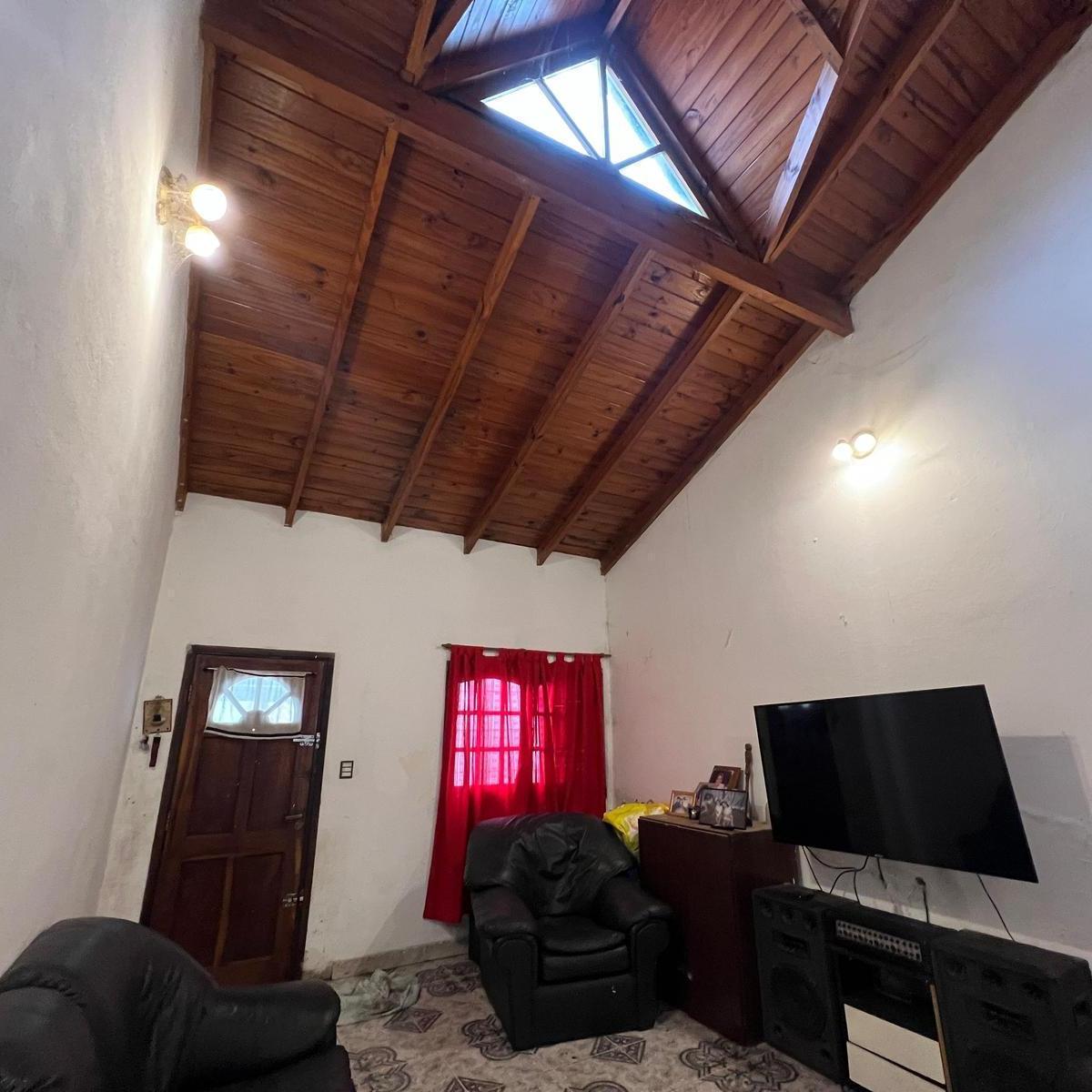 Casa de Cuatro Ambientes con Piscina y Cochera a La Venta en Avellaneda Crucecita 3