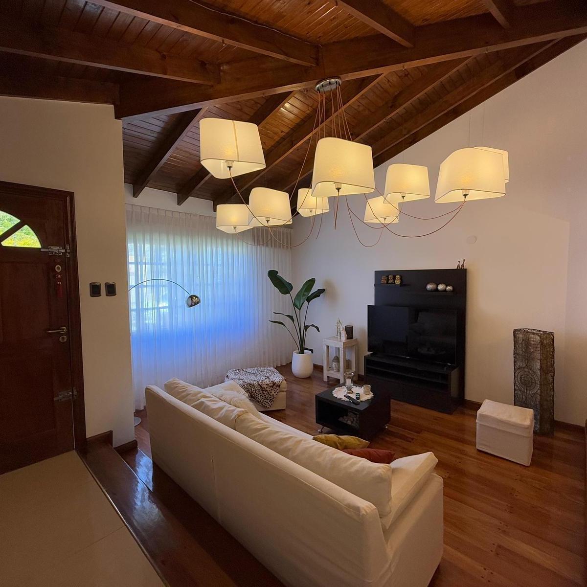 Casa de cuatro ambientes con jardin cochera y piscina a la venta en Bernal