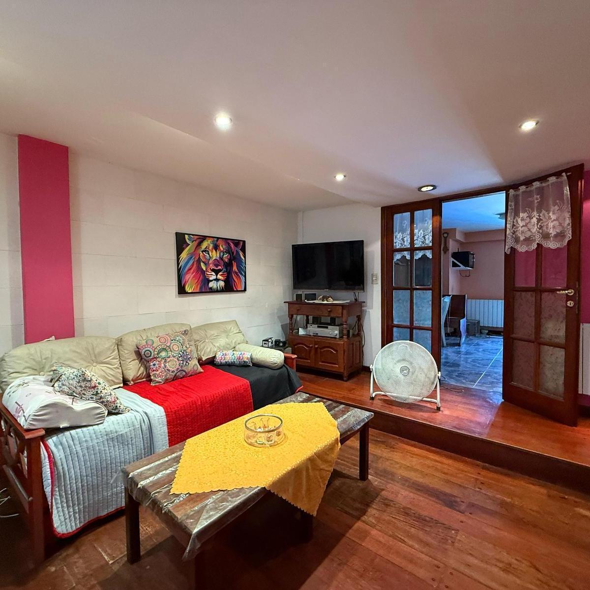 Foto de Casa cinco ambientes con cochera a la venta en Wilde, imagen 3