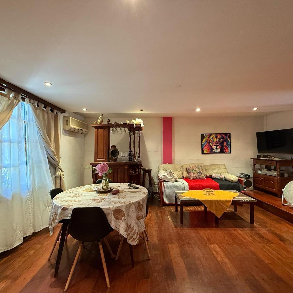 Foto de Casa cinco ambientes con cochera a la venta en Wilde, imagen 2