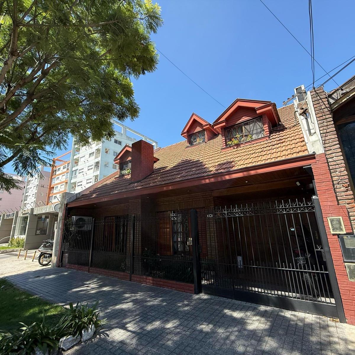 Casa cinco ambientes con cochera a la venta en Wilde