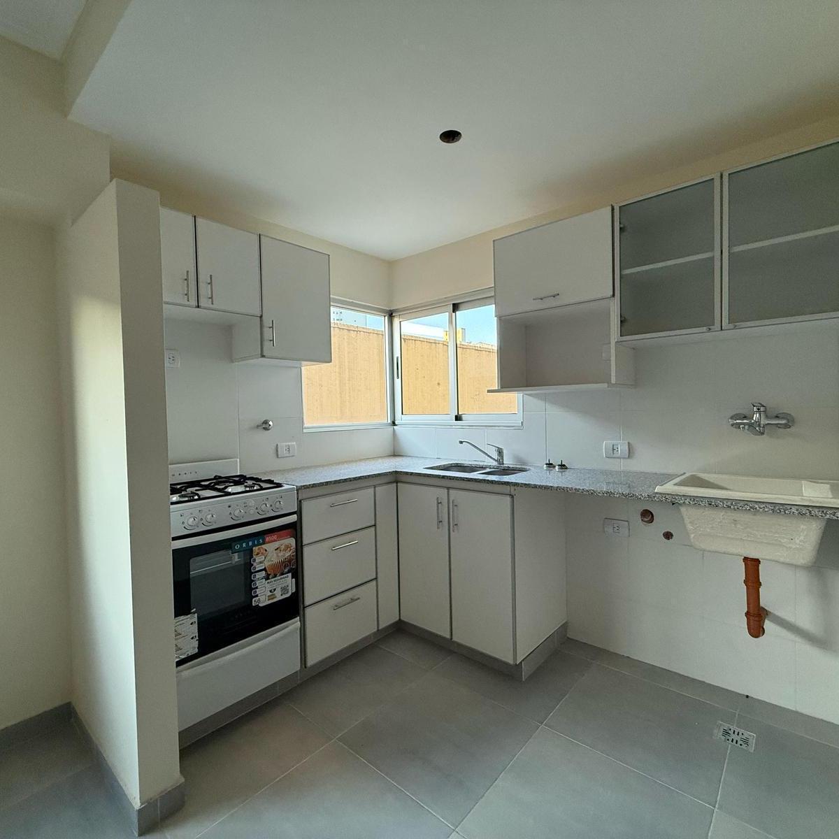 Departamento de Tres Ambientes con Pileta a La Venta en Avellaneda 1