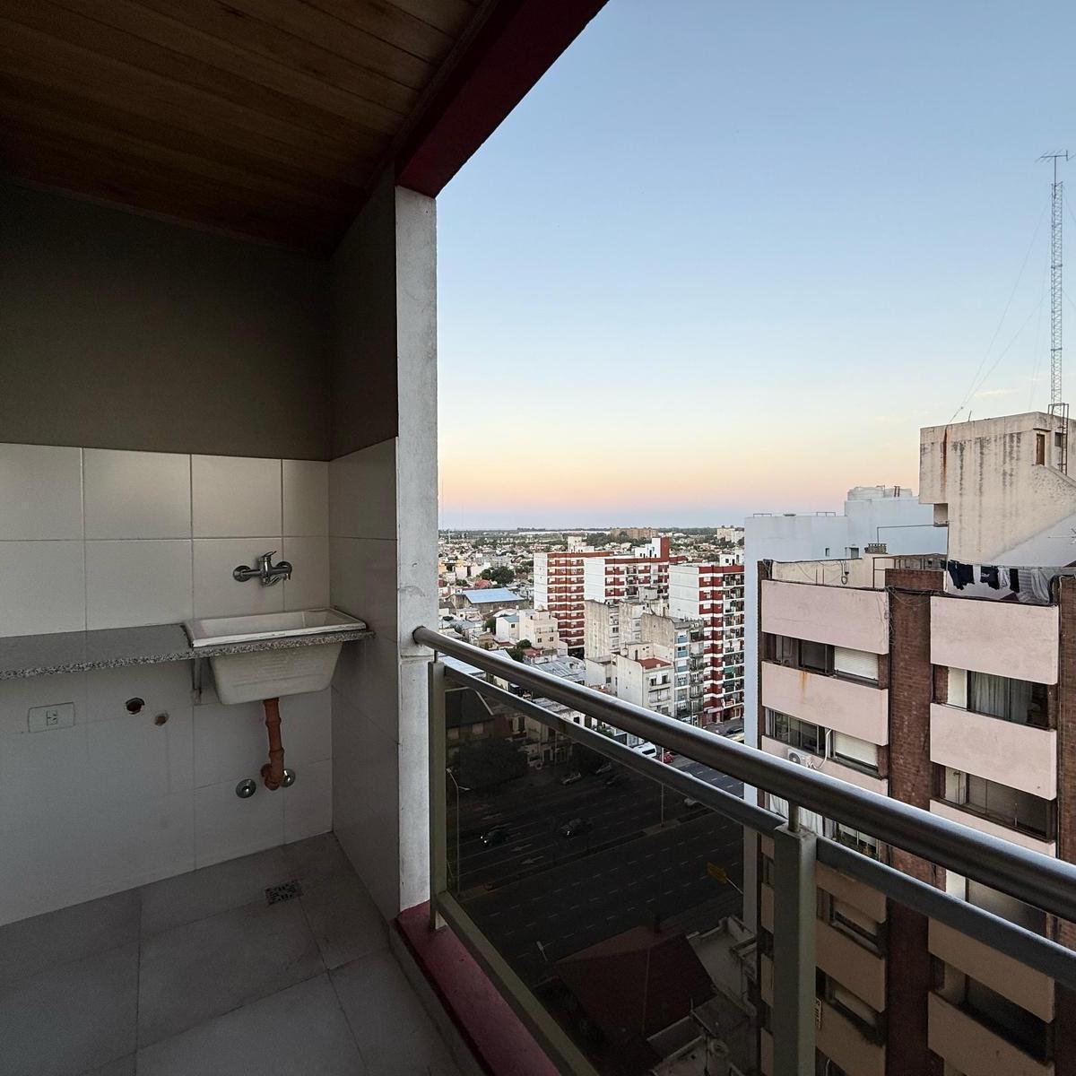 Departamento de Dos Ambientes con Pileta a La Venta en Avellaneda 2