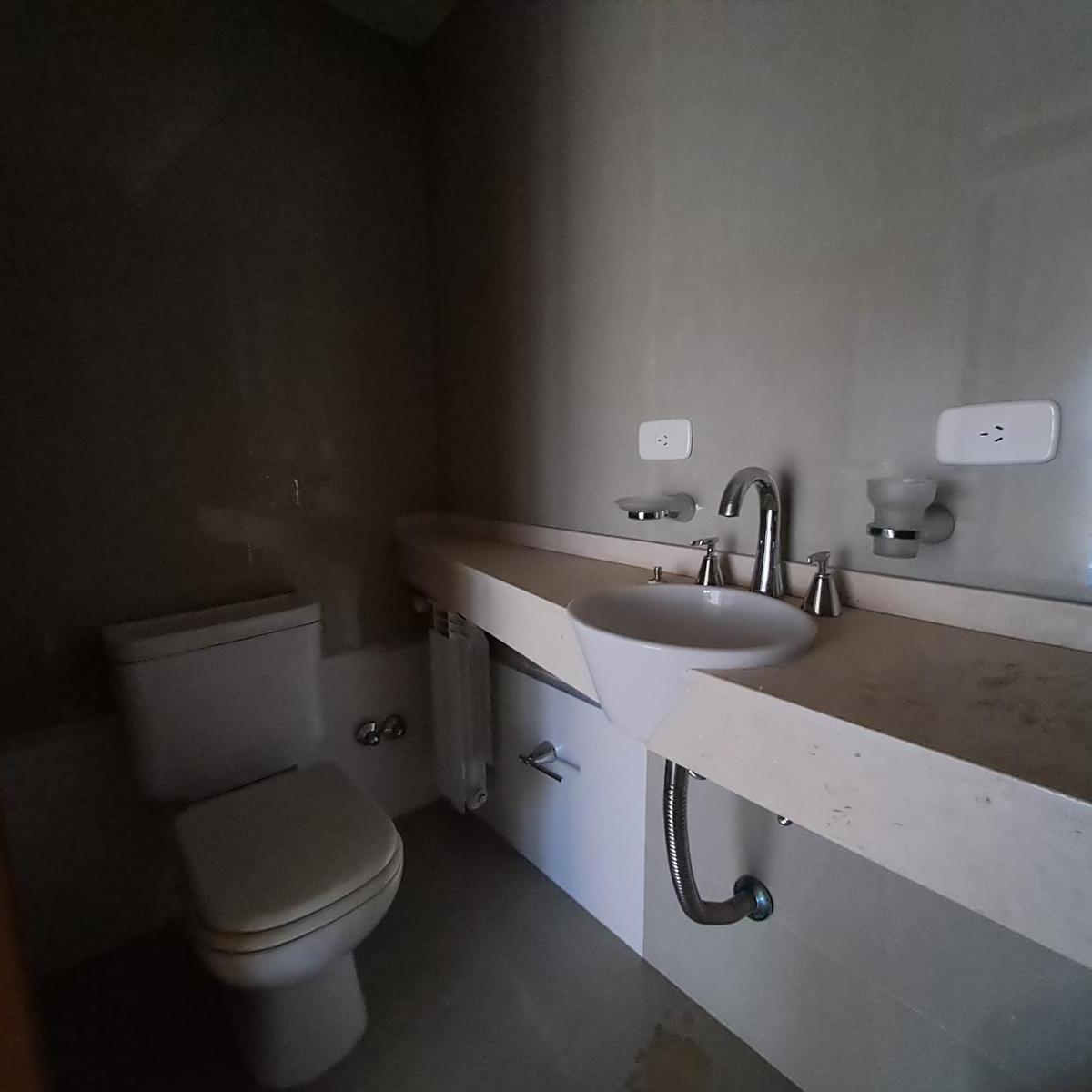 Departamento Piso de Tres Ambientes a La Venta en Quilmes 1
