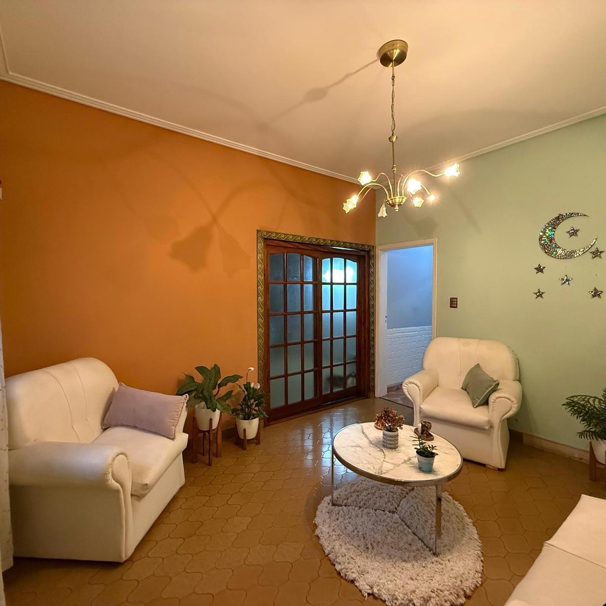 Casa de cinco ambientes con cochera y terraza en venta en Bernal