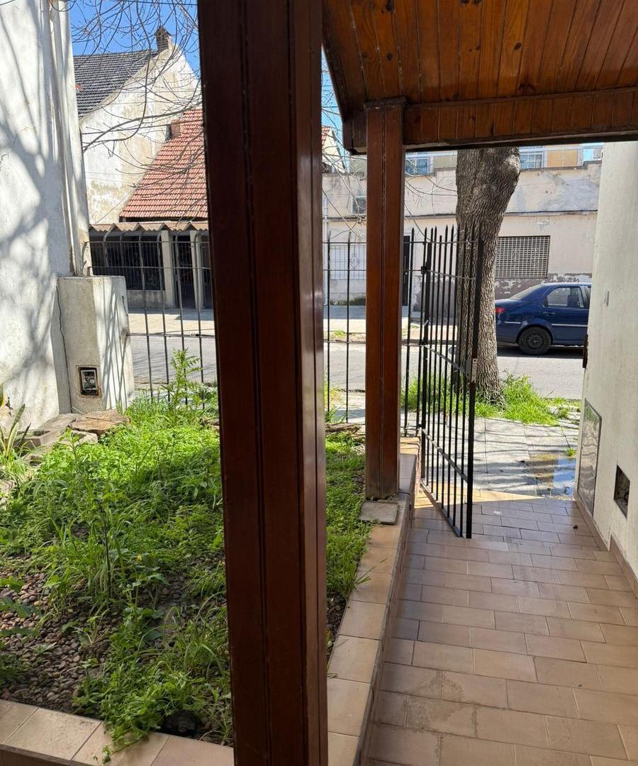 Casa de Tres ambientes con Local y Quincho en Venta