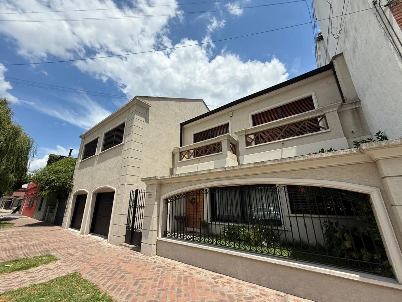 Casa amplia siete ambientes jardin pileta pileta en venta en wilde centro