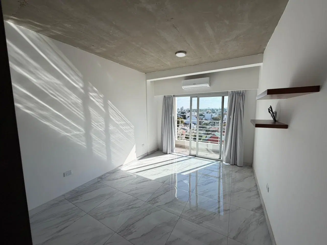 Departamento monoambiente con balcón en alquiler en Wilde 2