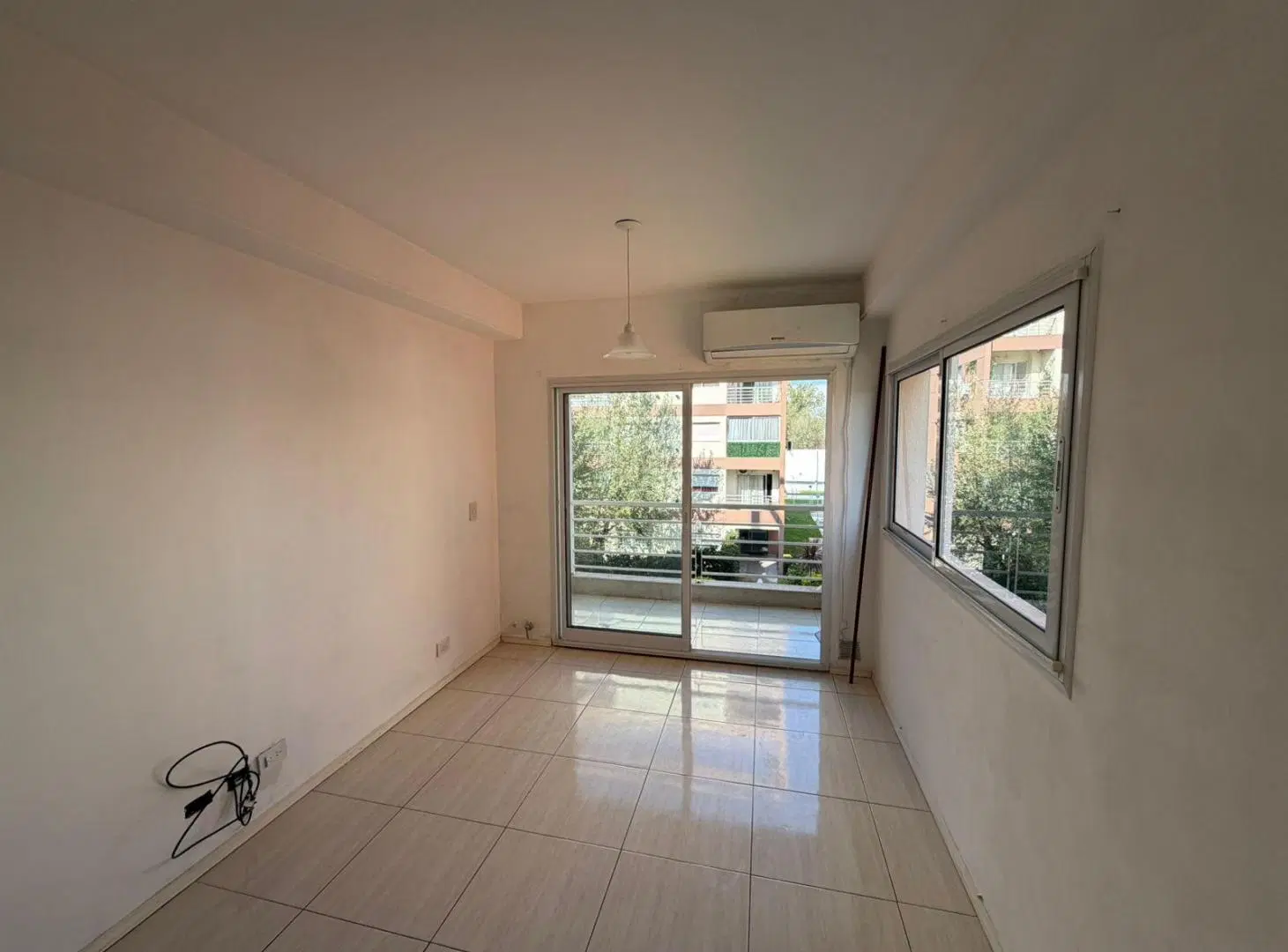 Departamento dos ambientes en alquiler en complejo Pinar de Wilde 4