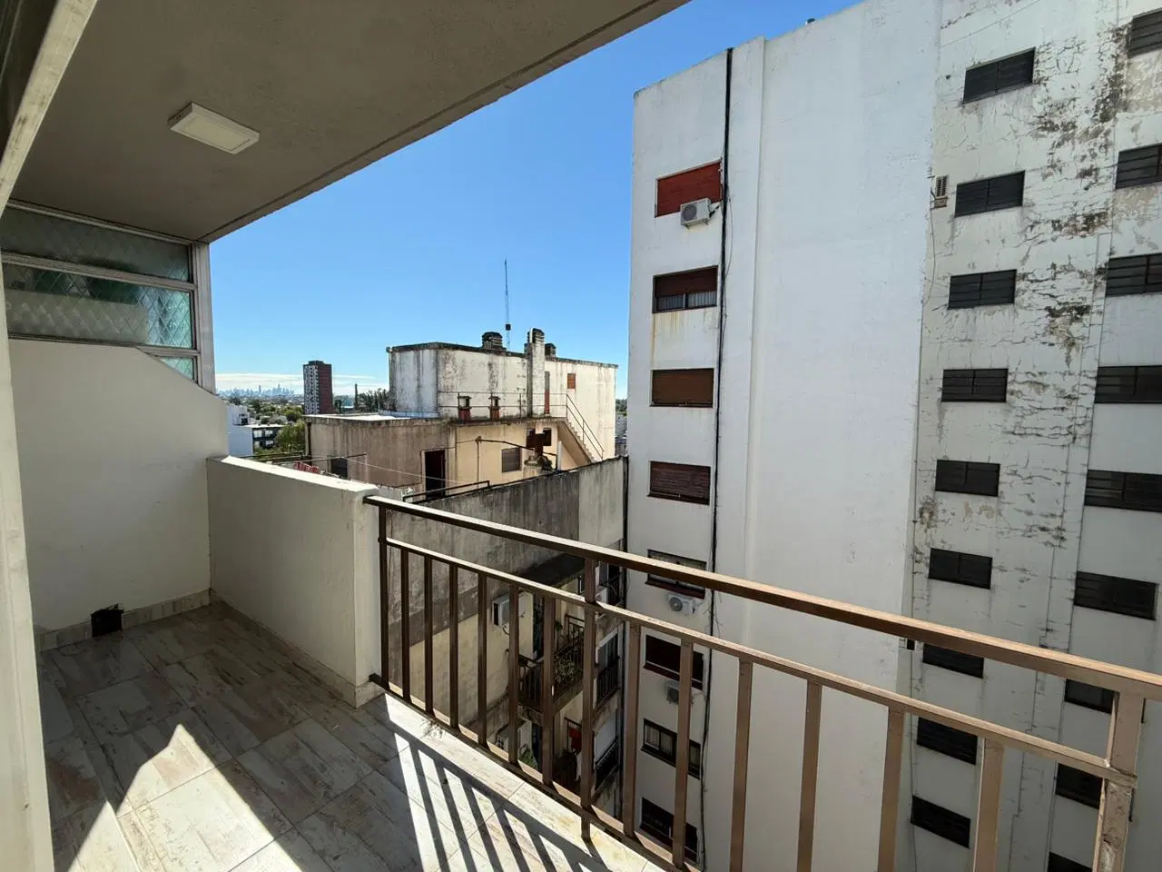 Amplio departamento monoambiente en alquiler en Wilde Centro 4