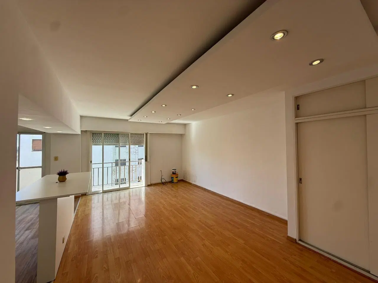 Amplio departamento monoambiente en alquiler en Wilde Centro 2