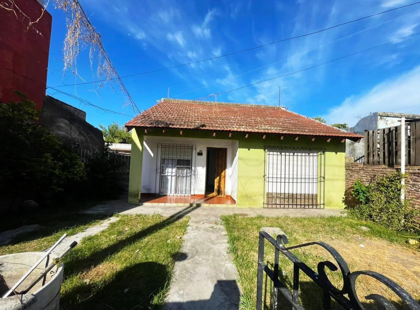 Casa de tres ambientes con amplio patio en venta en Quilmes Oeste 5