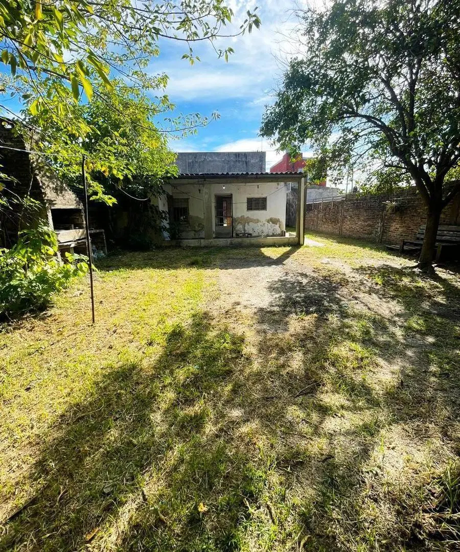 Casa de tres ambientes con amplio patio en venta en Quilmes Oeste 2