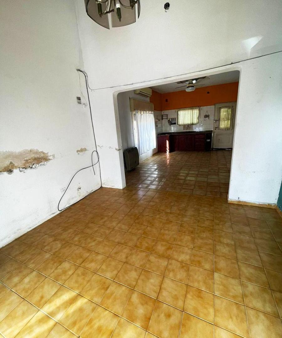 Casa de tres ambientes con amplio patio en venta en Quilmes Oeste