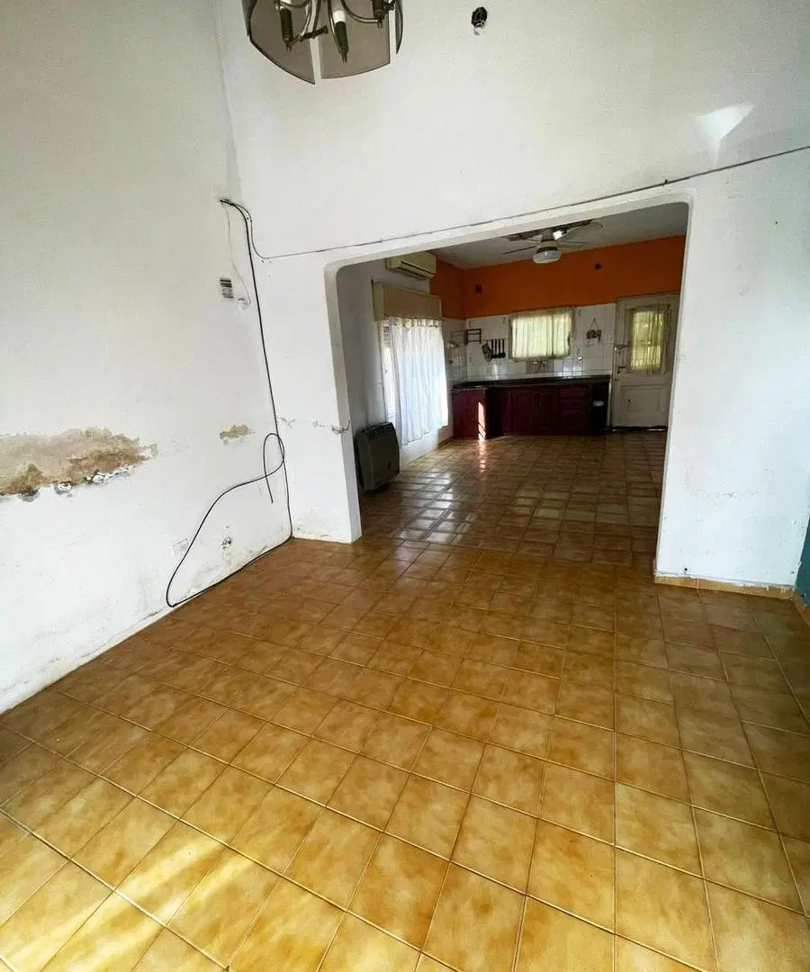 Casa de tres ambientes con amplio patio en venta en Quilmes Oeste 3