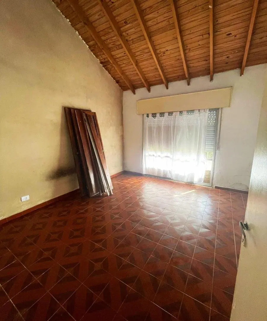 Casa de tres ambientes con amplio patio en venta en Quilmes Oeste 1