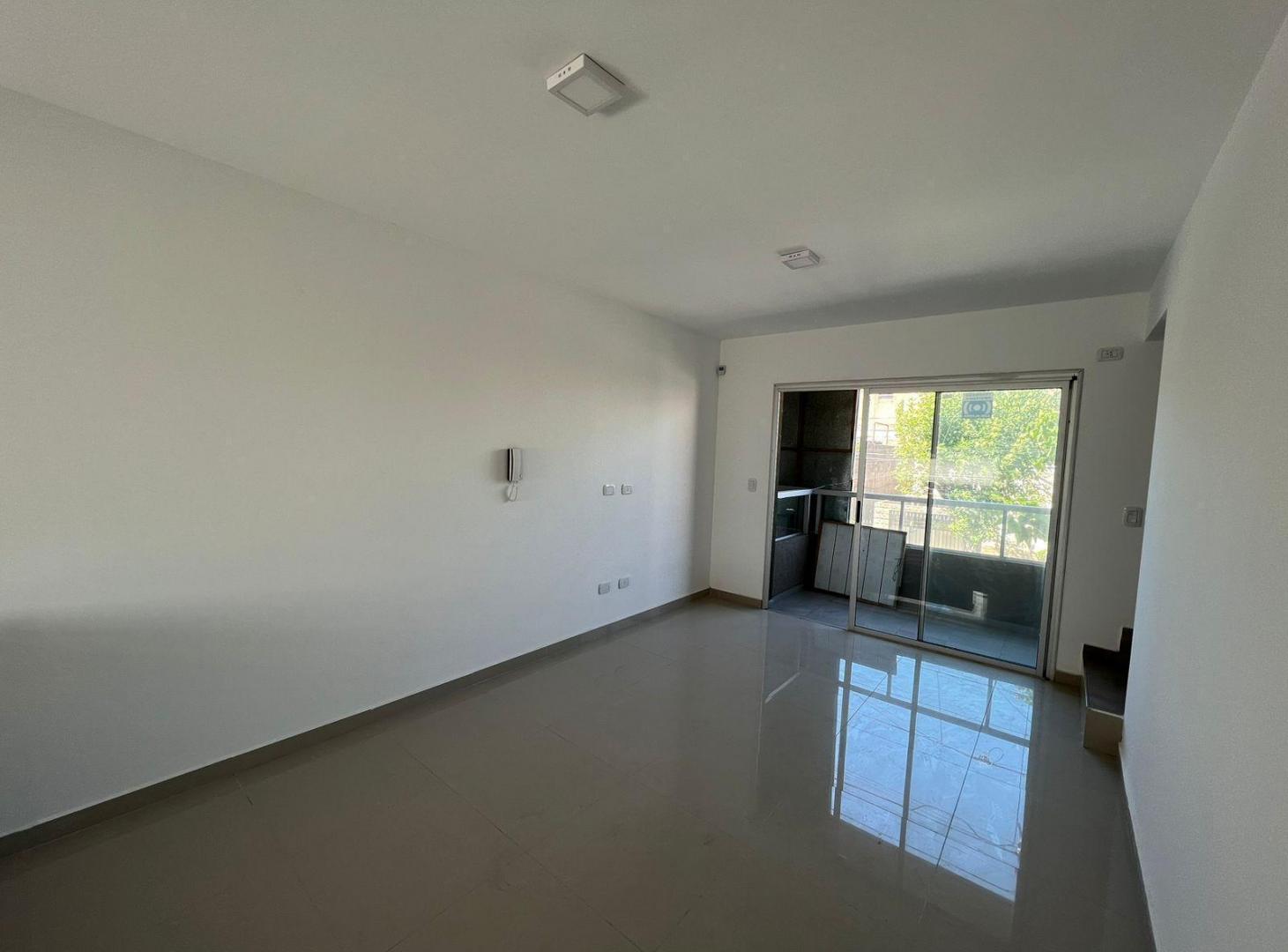 Foto de Departamento duplex tres ambientes con cochera en venta en Wilde, imagen 2