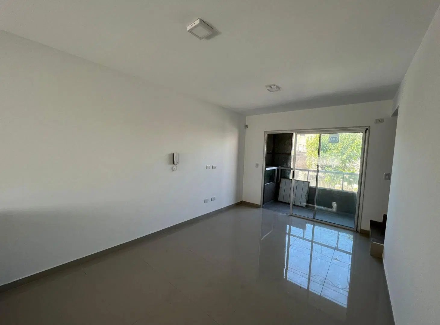 Departamento duplex tres ambientes con cochera en venta en Wilde 3