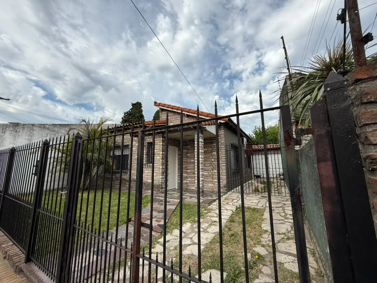 Casa tres ambientes con jardin y cochera venta Bernal Quilmes 3
