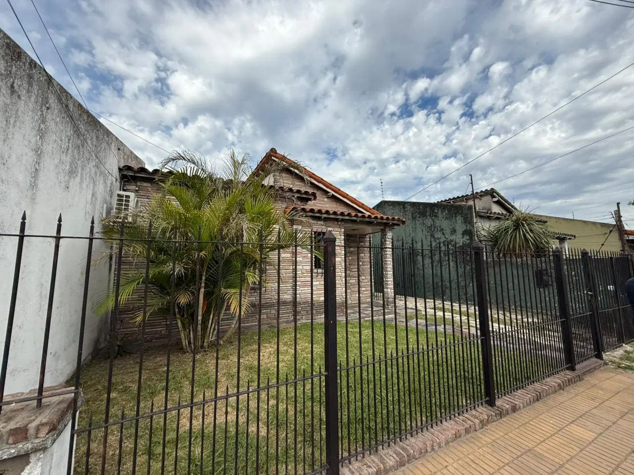Casa tres ambientes con jardin y cochera venta Bernal Quilmes 4