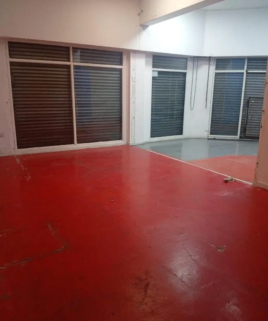Local comercial en alquiler en villa dominico avellaneda 3