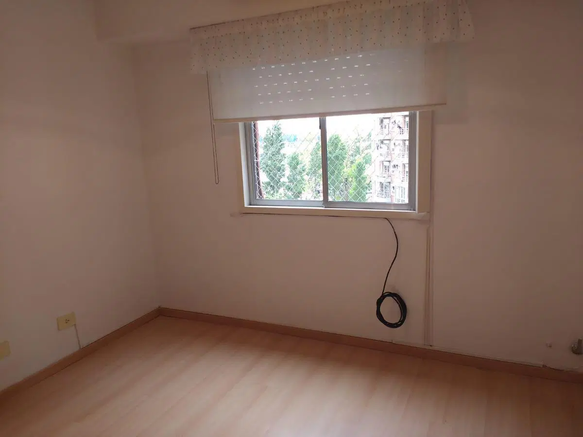 Departamento tres ambientes con cochera en venta en Sarandi 3
