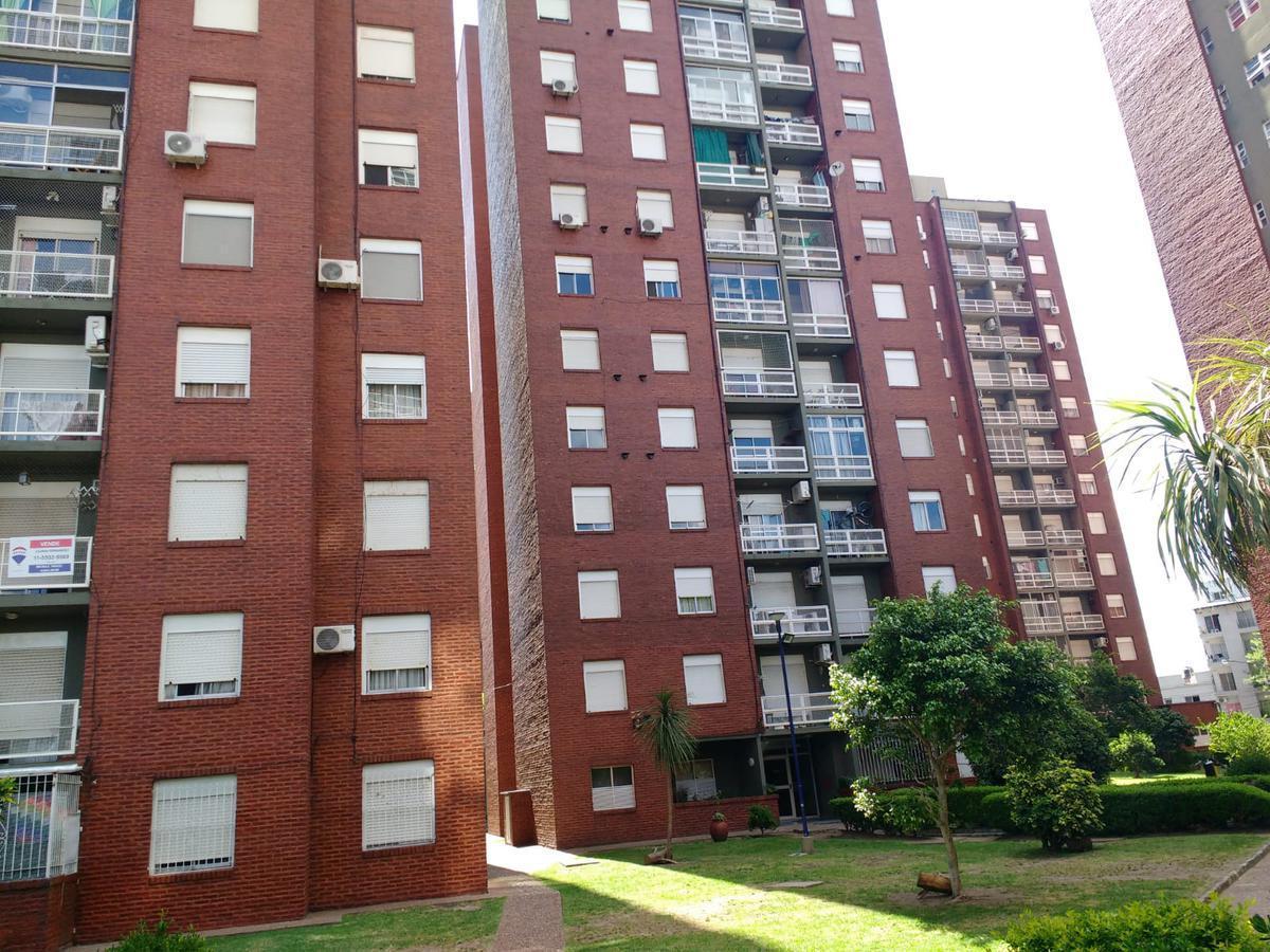 Departamento tres ambientes con cochera en venta en Sarandi