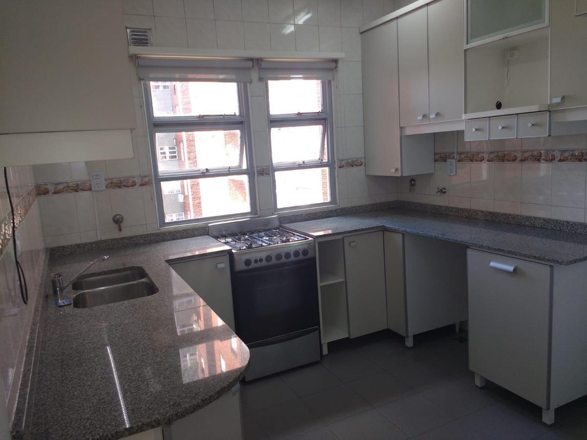 Foto de Departamento tres ambientes con cochera en venta en Sarandi, imagen 4