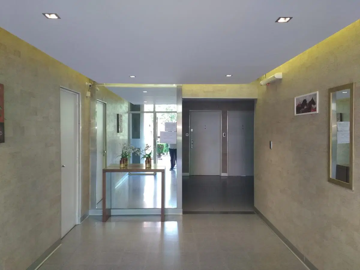 Departamento tres ambientes con cochera en venta en Sarandi 4