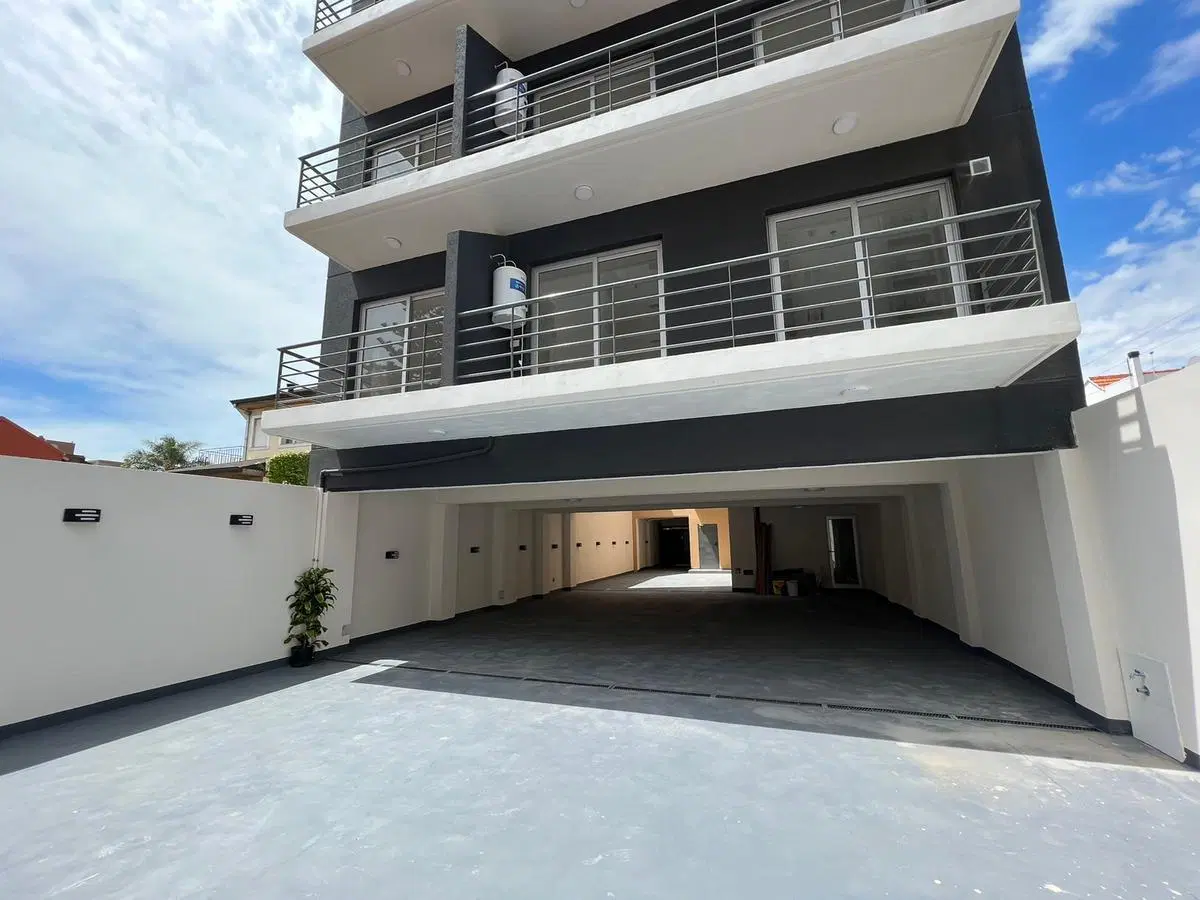 Bragado 6300, Wilde 8