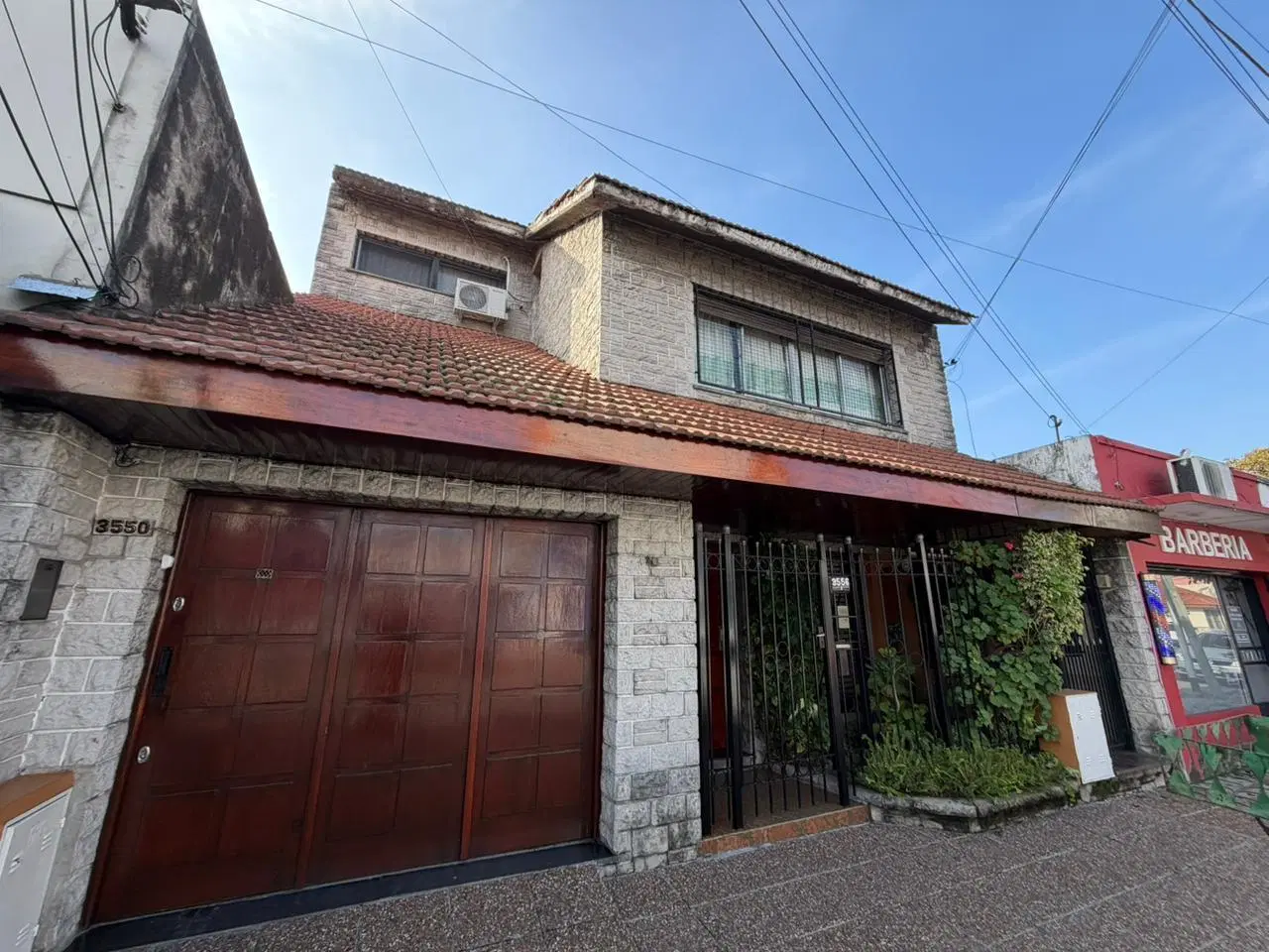 PH de Cuatro ambientes con cochera, jardín y quincho en Venta en Sarandí 1