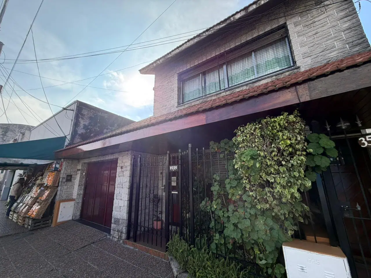 PH de Cuatro ambientes con cochera, jardín y quincho en Venta en Sarandí 5