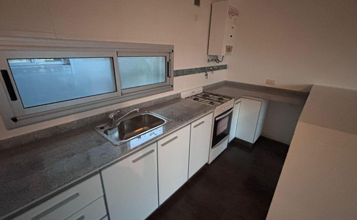 Venta departamento dos ambientes cochera balcón quilmes centro bajas expensas