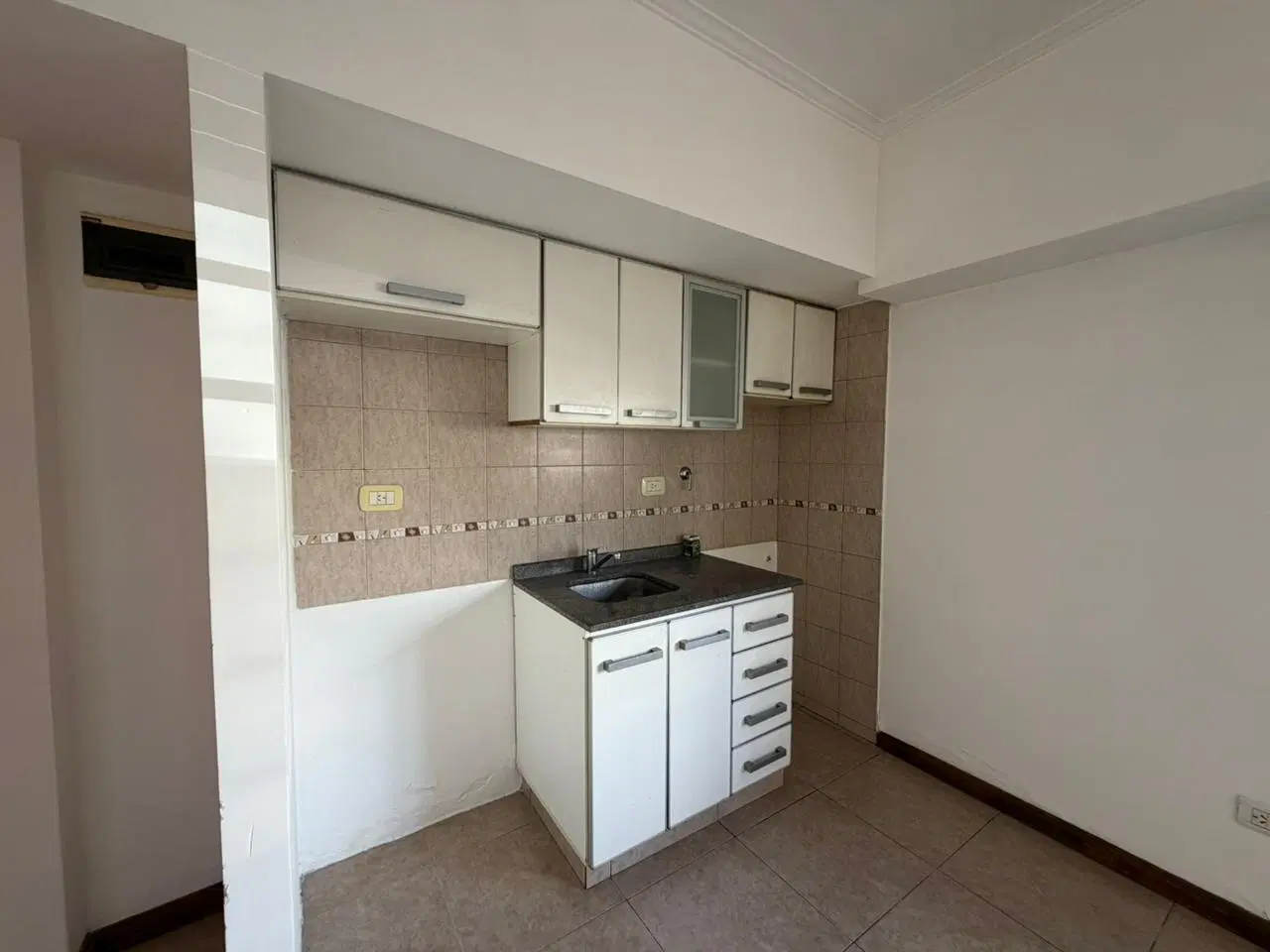 Departamento dos ambientes en alquiler patio propio en wilde 4