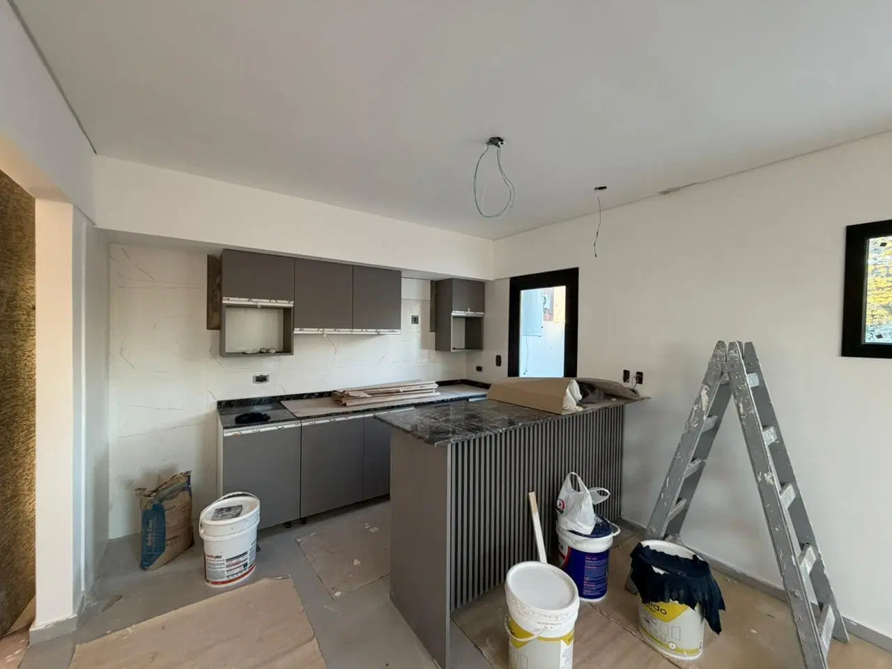 Departamento dos ambientes cochera en venta en bernal 3