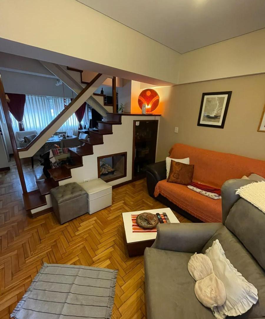 Duplex de tres ambientes con balcón aterrazado, lavadero y cochera en venta